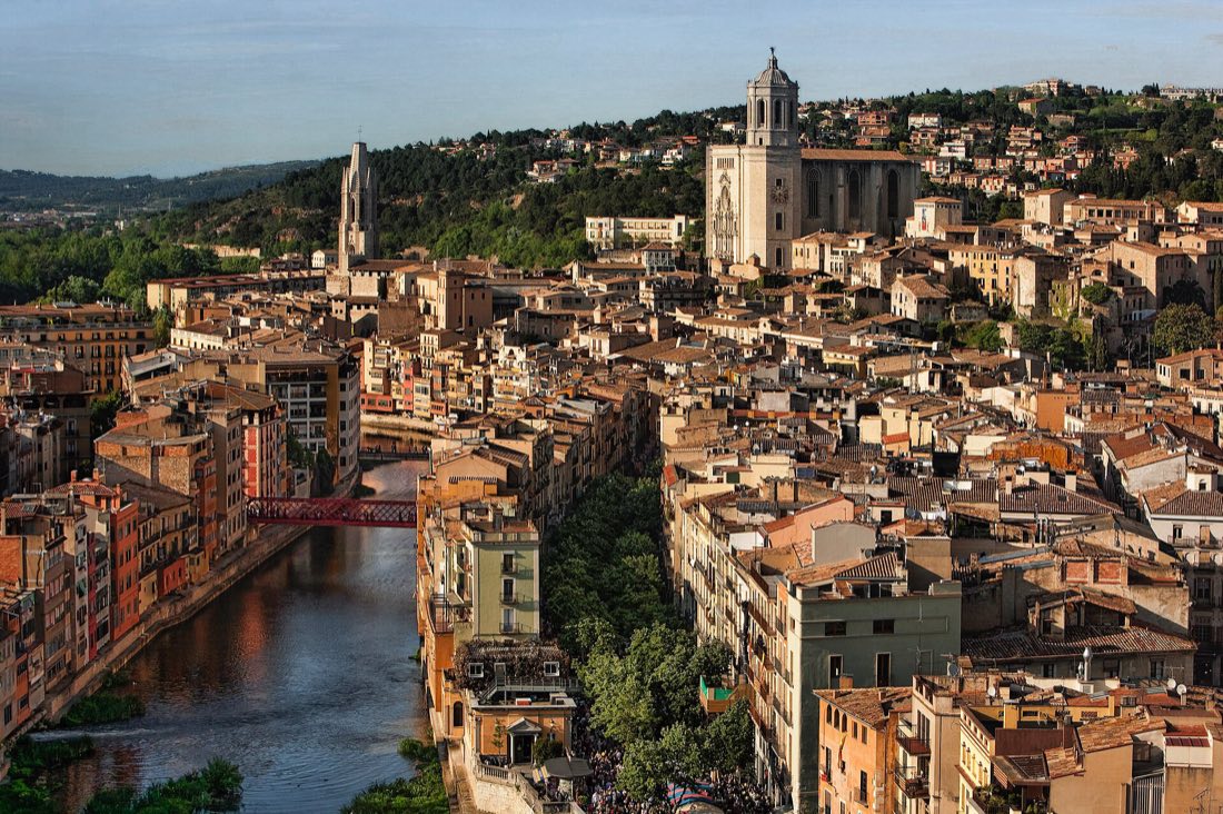 Girona — barevné domy nad řekou Onyar